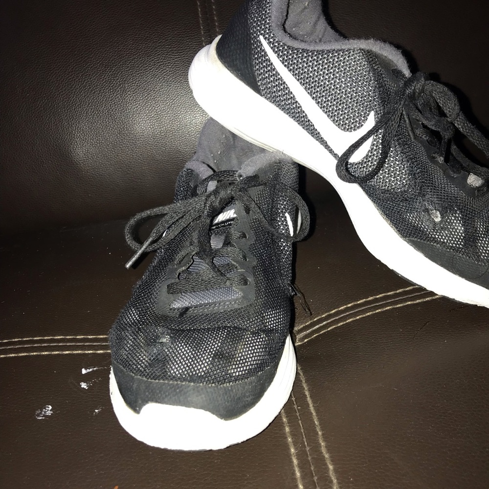 BLACK NIKE RUNNING SHOES - Picture 3 of 4